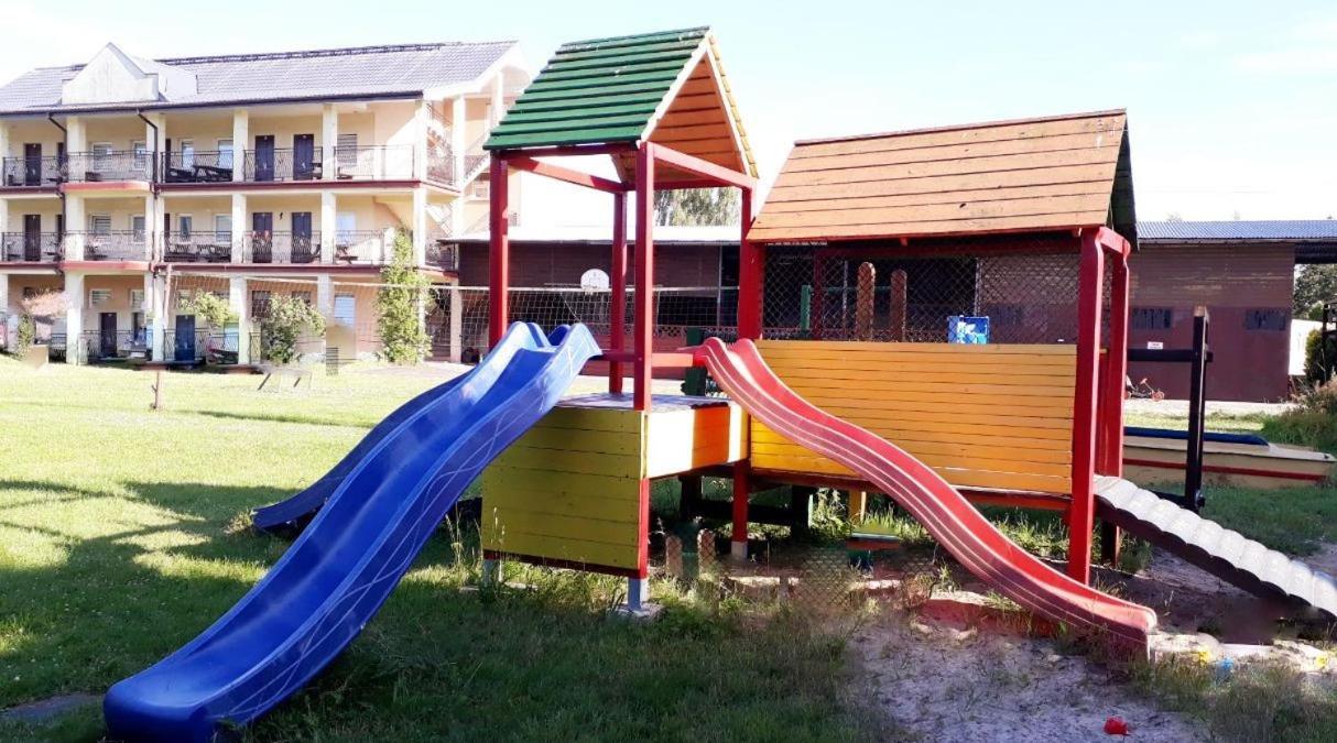 Ow Wilk - Pokoje I Domki Z Aneksami Kuchennymi, Parking, Plac Zabaw 莱鲍 外观 照片