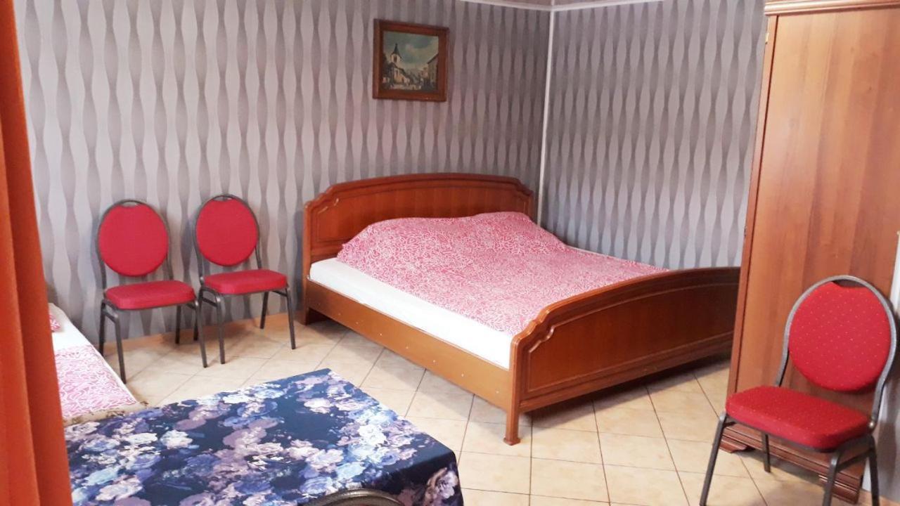 Ow Wilk - Pokoje I Domki Z Aneksami Kuchennymi, Parking, Plac Zabaw 莱鲍 外观 照片