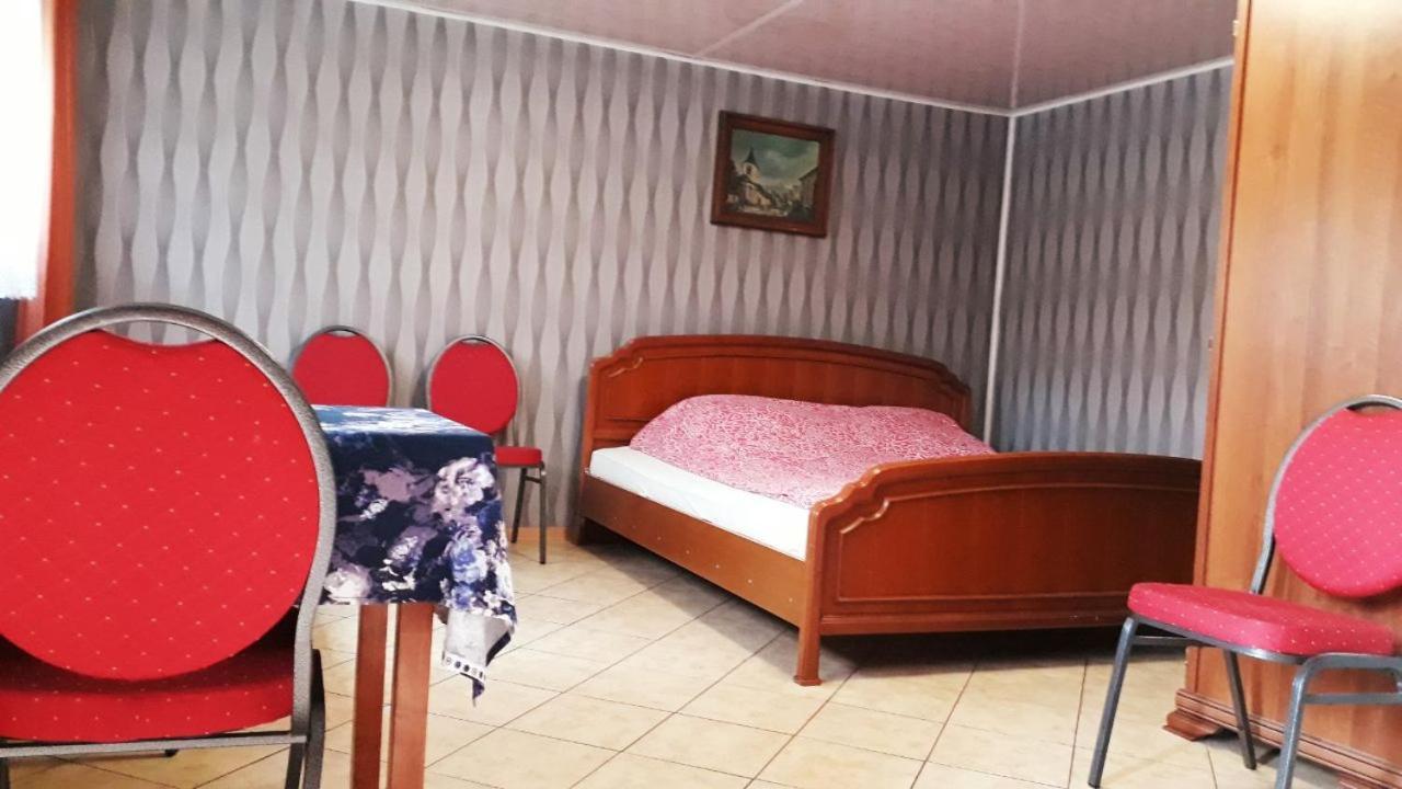Ow Wilk - Pokoje I Domki Z Aneksami Kuchennymi, Parking, Plac Zabaw 莱鲍 外观 照片